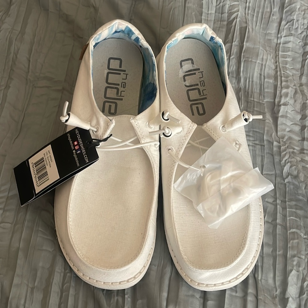 White size 9 women’s hey dude